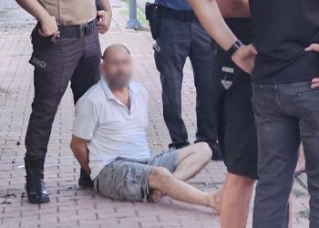Eşini vurdu, kaçarken polis aracına çarptı