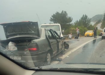 Otomobil ile ticari araç kafa kafaya çarpıştı: 7 yaralı