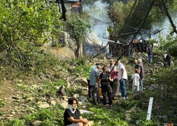 Yangın esnasında ikinci kattan atlayan 3 kişi yaralandı