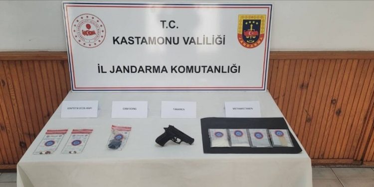 Uyuşturucuyla yakalanan 6 kişi gözaltına alındı