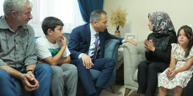 Bakan Yerlikaya’dan şehit polisin ailesine ziyaret