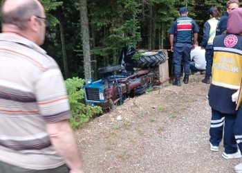 Devrilen traktörün sürücüsü öldü