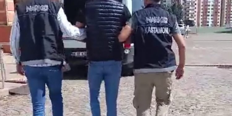 Uyuşturucudan araması bulunan hükümlü, yakalanarak cezaevine teslim edildi