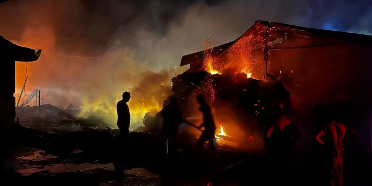 600 balya saman küle döndü