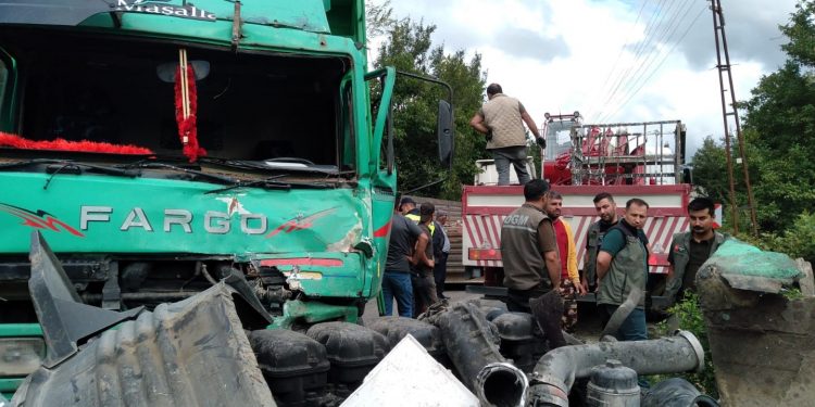 Beton mikseri ile kamyon çarpıştı: 2 yaralı