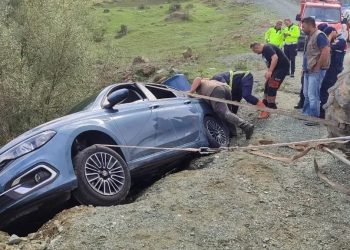 Otomobil yol kenarında asılı kaldı