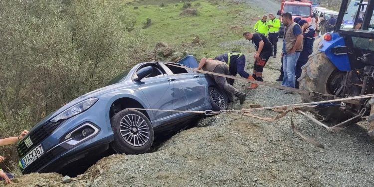 Otomobil yol kenarında asılı kaldı