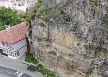 Kele’den kaya düşmesine çelik ağlı önlem