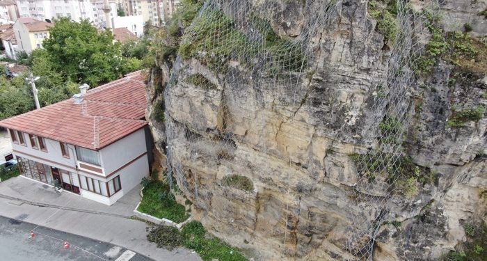 Kele’den kaya düşmesine çelik ağlı önlem