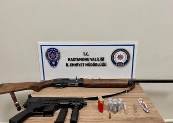 Polisin durdurduğu araçtan “Uzi” çıktı