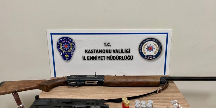 Polisin durdurduğu araçtan “Uzi” çıktı