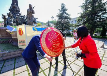 CHP’den kuruluş çelengi