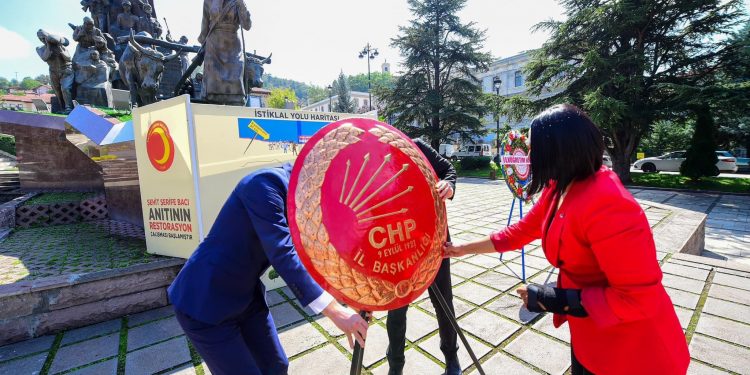 CHP’den kuruluş çelengi
