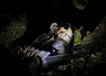 Kayıp olarak aranıyorlardı, şarampole yuvarlanmış otomobilde yaralı halde bulundular