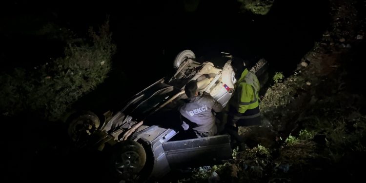 Kayıp olarak aranıyorlardı, şarampole yuvarlanmış otomobilde yaralı halde bulundular