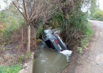 Otomobil su kanalına devrildi: 3 yaralı