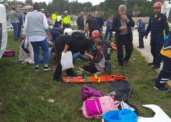Öğrencileri taşıyan minibüs ile tır çarpıştı: 12’si öğrenci 13 yaralı