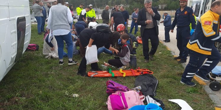 Öğrencileri taşıyan minibüs ile tır çarpıştı: 12’si öğrenci 13 yaralı