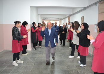 Emekli olan 40 yıllık öğretmene öğrencileri alkışlarla veda etti
