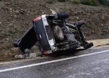 Devrilen pikapın sürücüsü yara almadan kurtuldu