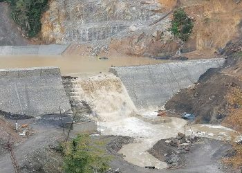 Sel sularının altında kalan iş makineleri kurtarılmayı bekliyor