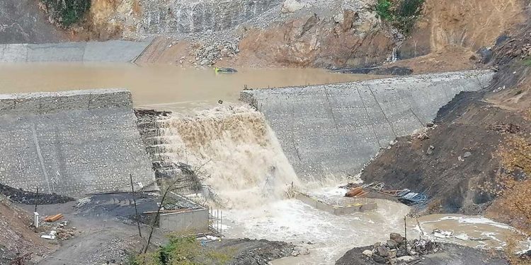Sel sularının altında kalan iş makineleri kurtarılmayı bekliyor