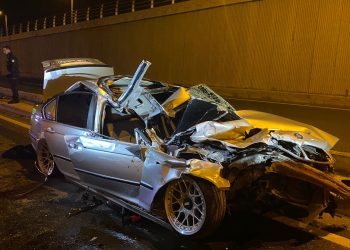 Kamyona çarpan otomobil hurdaya döndü: 3 yaralı