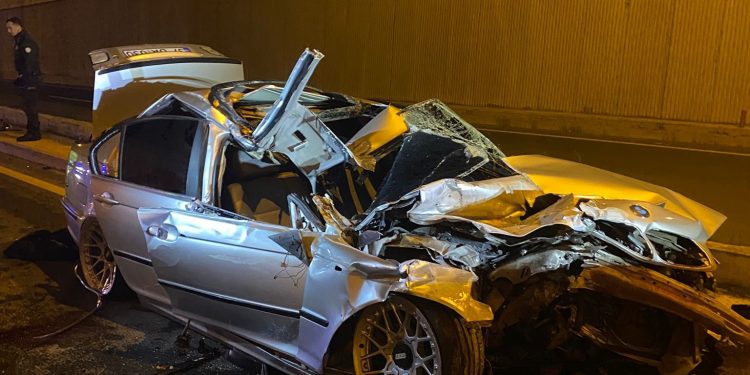 Kamyona çarpan otomobil hurdaya döndü: 3 yaralı