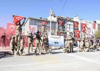 Cumhuriyetimizi kucakladık