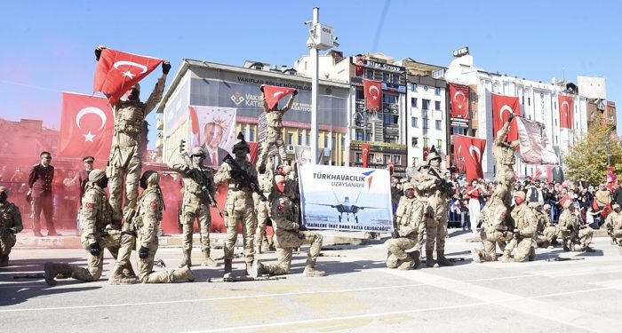 Cumhuriyetimizi kucakladık