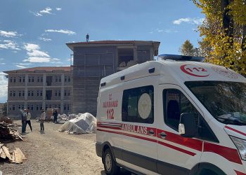 Polis ikna etti, çatıdan indi