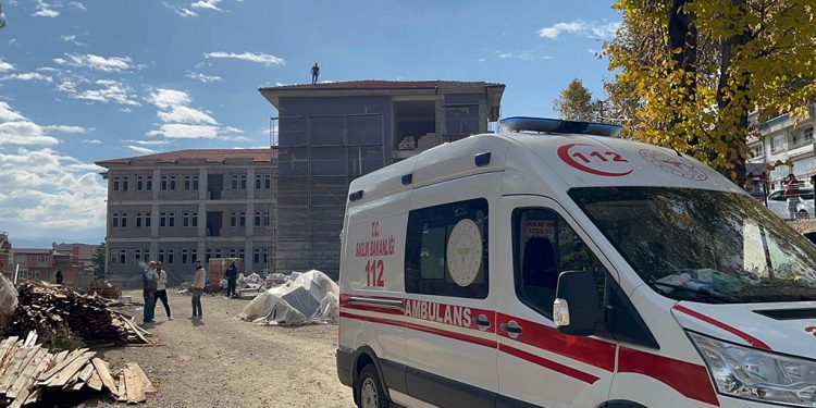 Polis ikna etti, çatıdan indi
