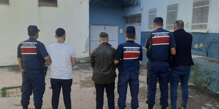 İş yerinde uyuşturucuyla yakalanan 3 kişi tutuklandı