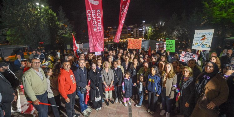 CHP’liler kadın ve çocuklara yönelik şiddete karşı yürüdü