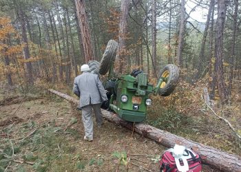 Devrilen traktörün altında kalan sürücü hayatını kaybetti