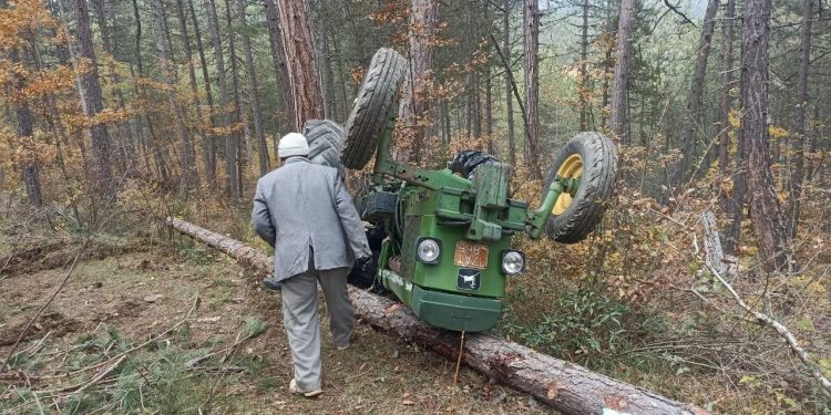 Devrilen traktörün altında kalan sürücü hayatını kaybetti