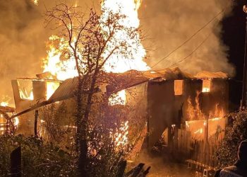 İki katlı ahşap ev, çıkan yangında küle döndü