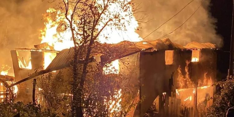 İki katlı ahşap ev, çıkan yangında küle döndü
