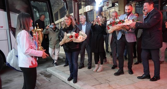 Avrupa şampiyonu Asuman Çığlıoğlu, coşkuyla karşılandı