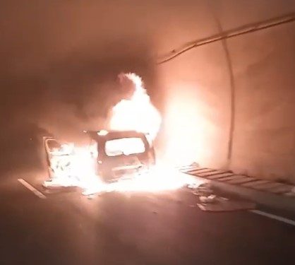Ilgaz Tüneli’nde alev alan hafif ticari araç küle döndü