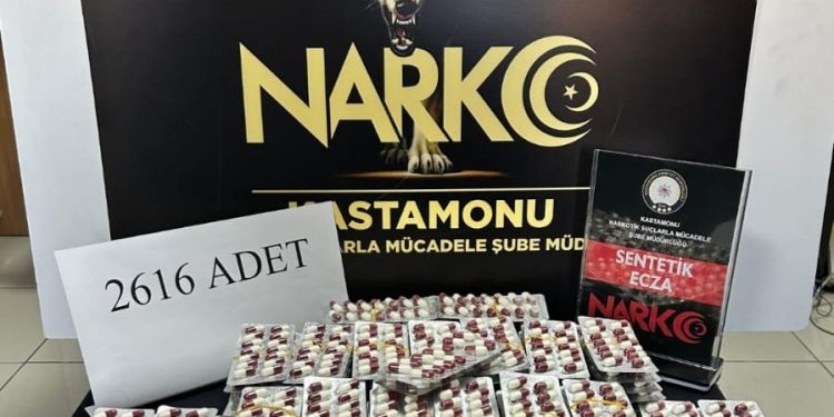 Durdurulan araçtan yüzlerce sentetik ecza hapı çıktı