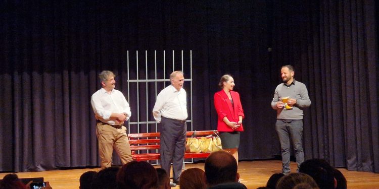 Usta sanatçıya büyük alkış