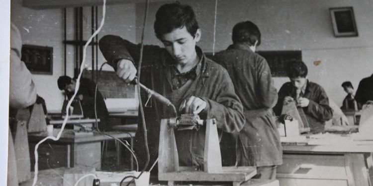 Annesinden öğrendiğini çocuklarına aktaran bir usta: MUSTAFA TEMEKOĞLU (Mine Akçakoca Özgür’ün 2006 yılında yaptığı röportaj)