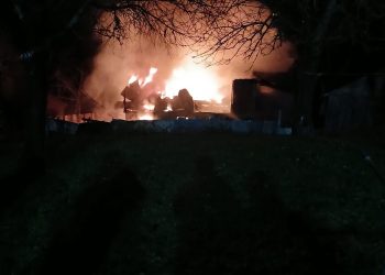 2 katlı ahşap ev küle döndü