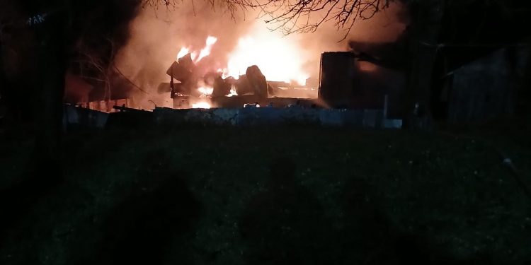 2 katlı ahşap ev küle döndü