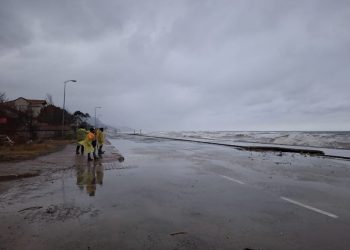 Dev dalgalar sahili dövdü, deniz yola taştı