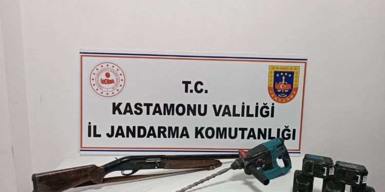 Define avcılarına suçüstü: 2 gözaltı
