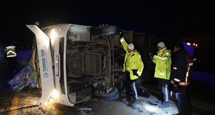 Cenaze yolunda kaza: 1 ölü, 23 yaralı