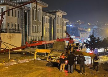 Beton pompası devrildi, facianın eşiğinden dönüldü