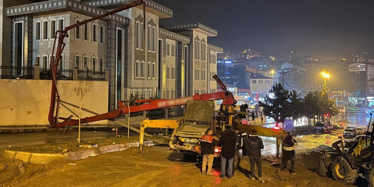 Beton pompası devrildi, facianın eşiğinden dönüldü